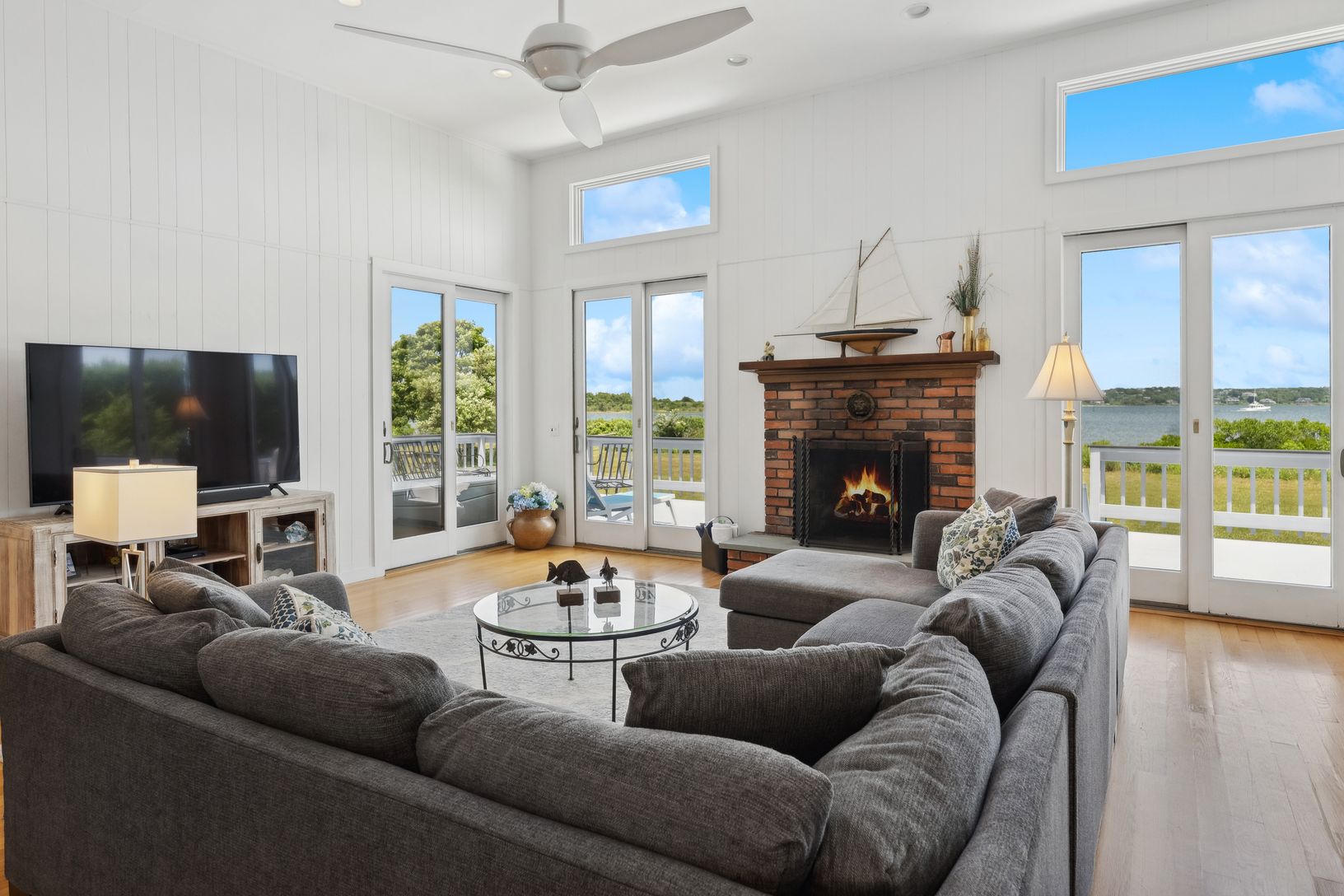  Living room with views of Lake Montauk and Marinas
