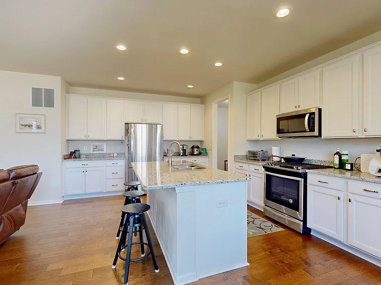 2901 Dillon Dr — Photo 3