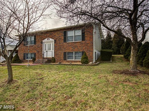 3rd image of 110 Cloverdale Ct