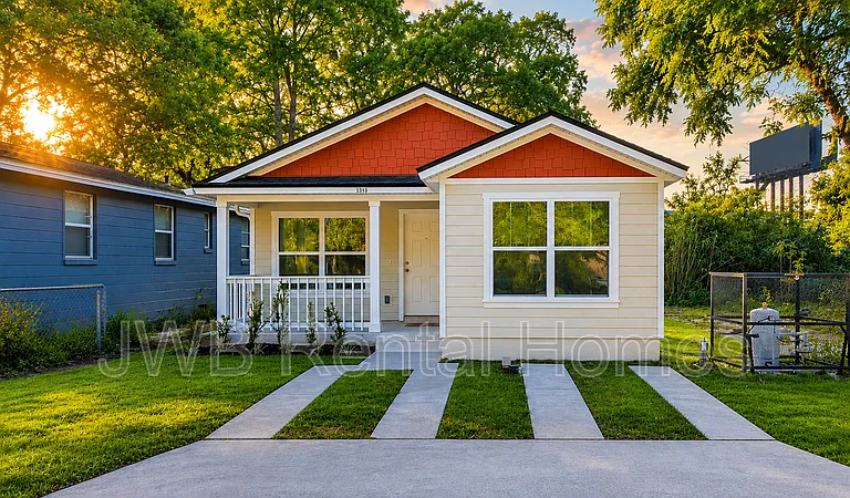 2313 Janette St — Photo 1