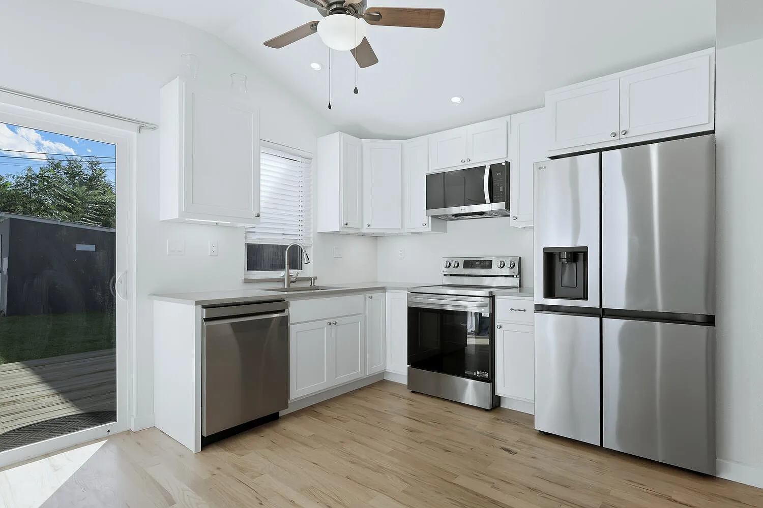 2 bed, 925 sqft, $2,700 — Photo 2