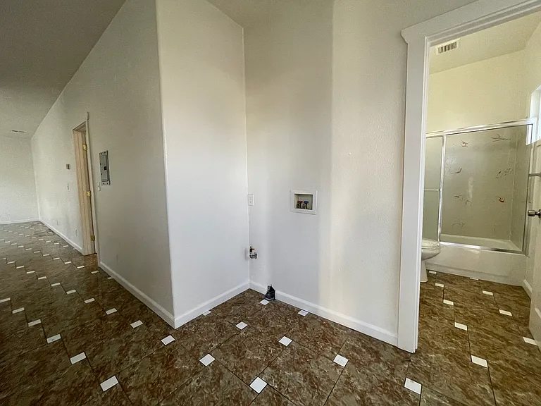 682 W Macarthur Blvd — Photo 18