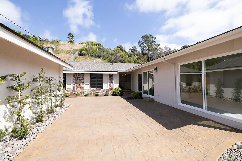 Building Photo - 5577 Honors Dr