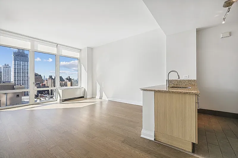 125 W 31st St #20J