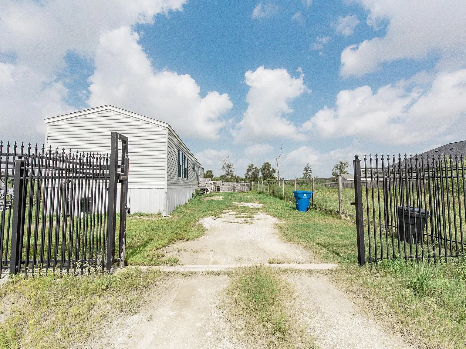 3 bed, 2.0 bath, $1,300 — Photo 2