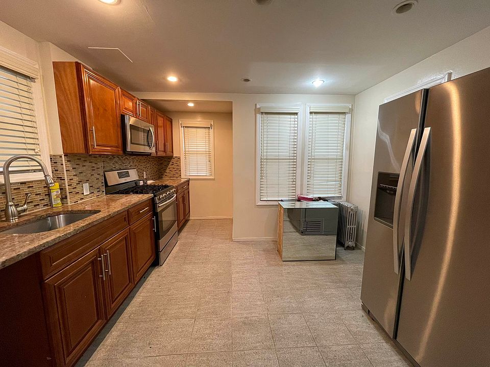 1st image of 107-33 Watson Pl #1