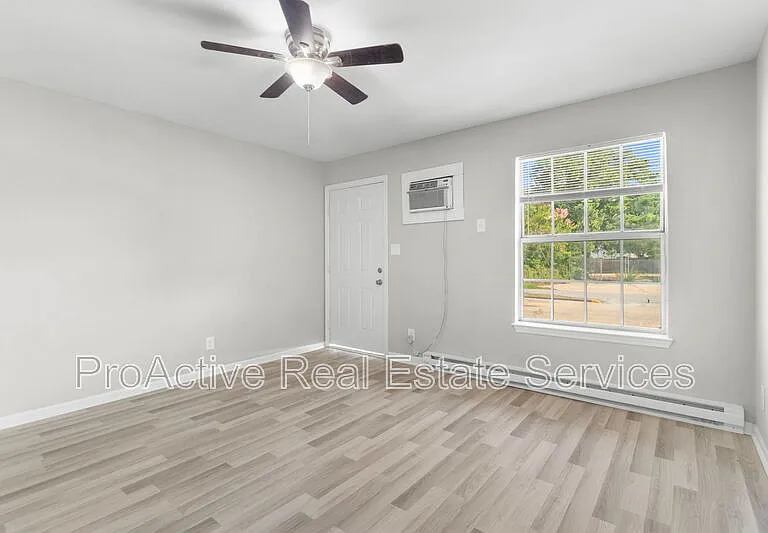 1129 Green St #8 — Photo 7