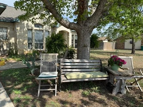 112 Penguin Street, Highland Haven, TX 78654