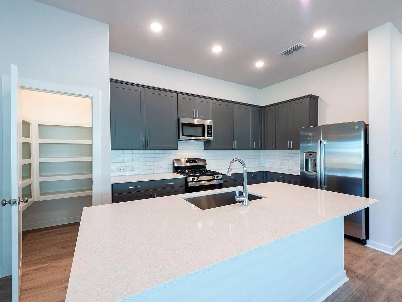 3 bed, 2.0 bath, 1739 sqft, $2,580 — Photo 3