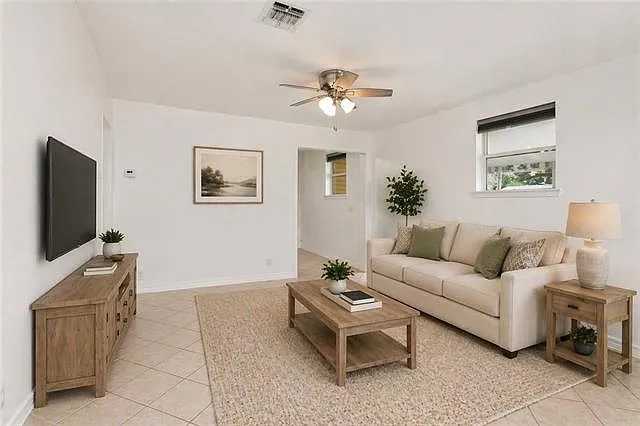 3 bed, 2.0 bath, 1290 sqft, $1,400 — Photo 2