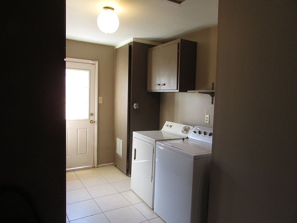 Huge laundry with storage