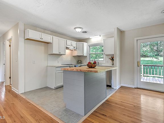 5th image of 305 Mount Area Dr