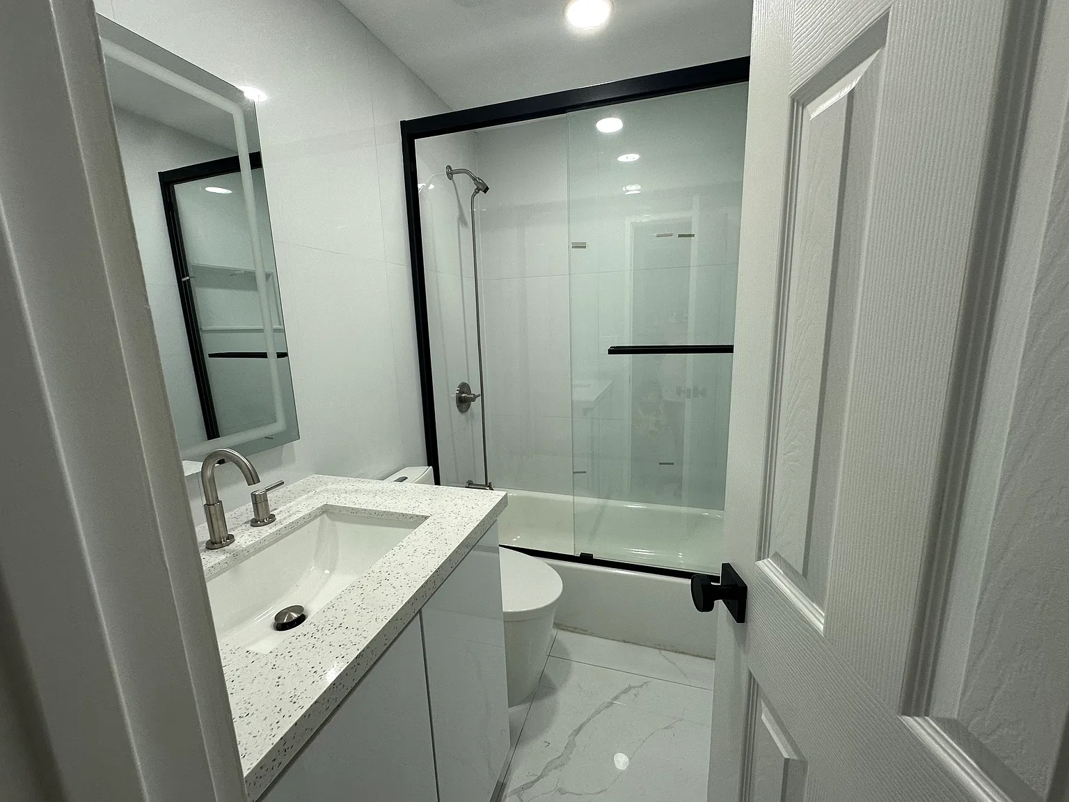 5 bed, 2565 sqft, $4,700 — Photo 4
