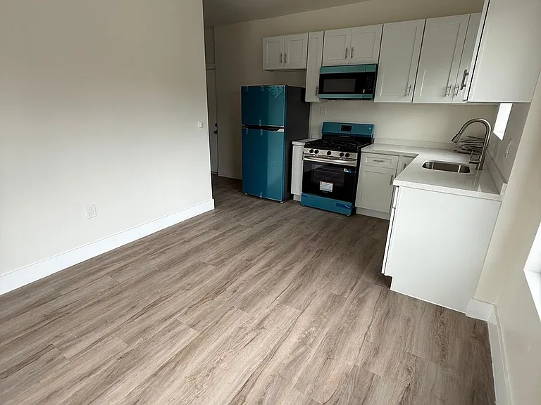 435 SW 6th St #1 — Photo 4