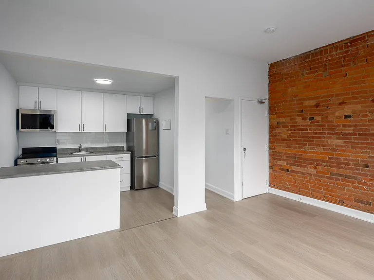 1046 Bathurst St — Photo 40