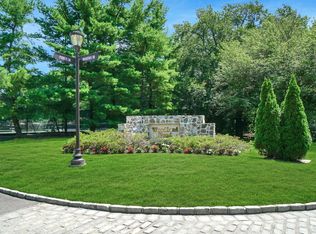 1 Club House Ct, Woodbury, NY