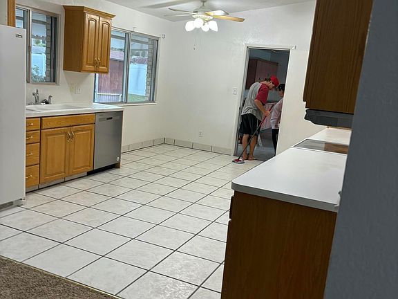 4th image of 945 Drexel St