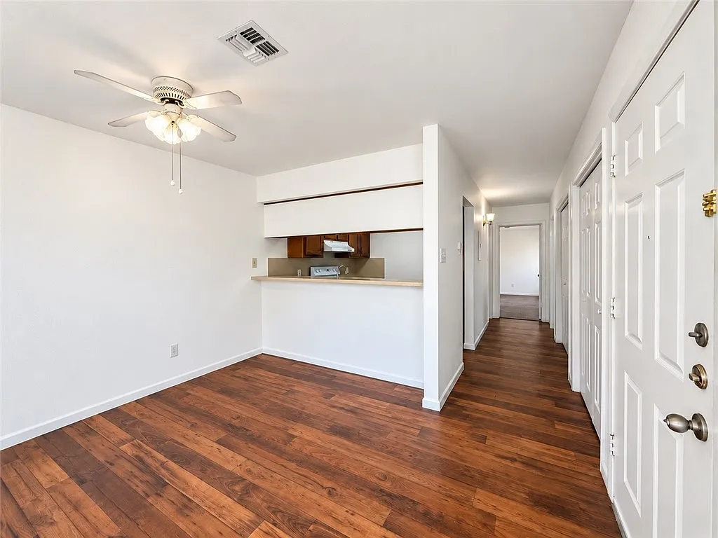 1 bed, 1.0 bath, 900 sqft, $1,195 — Photo 2