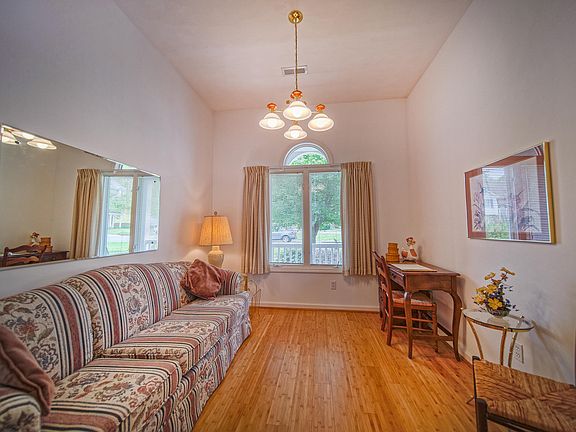 2nd image of 3700 Jordan Cir
