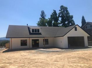 1645 NW Williamsburg Dr, Grants Pass, OR 97526