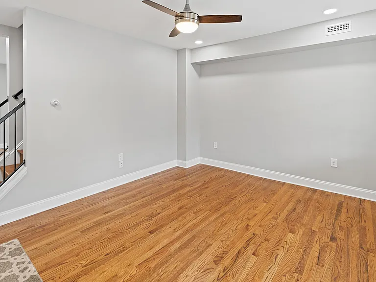 731 E Elm St — Photo 7