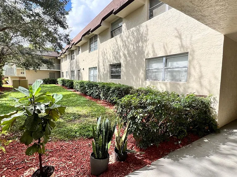 Lakeview Apartments - 5911 SW 41 St — Photo 5