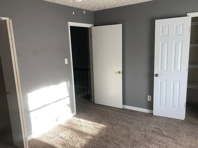 670 Shadywood Ln — Photo 11