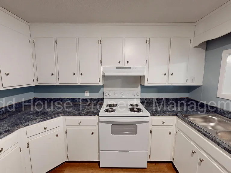 703 Simmons St — Photo 8