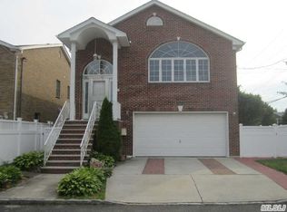 304 Cresthaven Ln, Whitestone, NY 11357