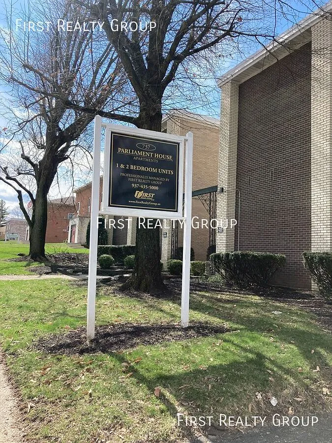 1 Bedroom, 1 Bath Garden Walk-Up Apartment. Move in Ready! — Photo 2
