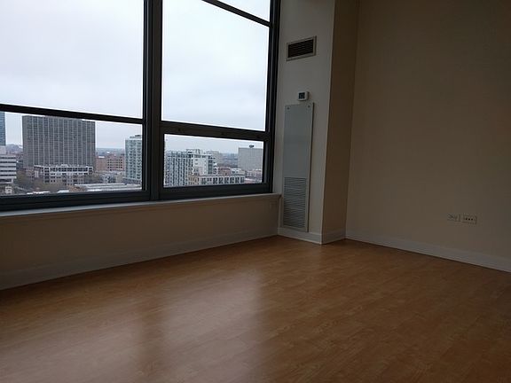 5th image of 1600 S Prairie Ave #1601