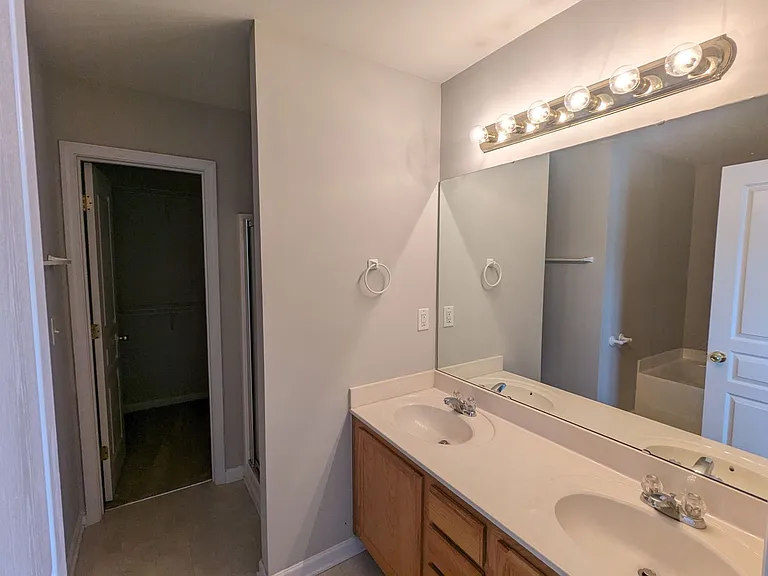 11204 Heritage Green Dr — Photo 10