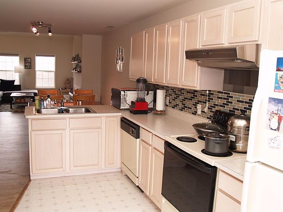 3rd image of 1876 Lindsay Ln