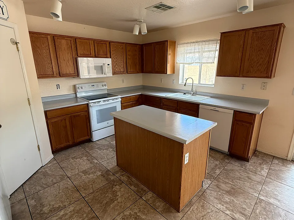 22816 W Mohave St