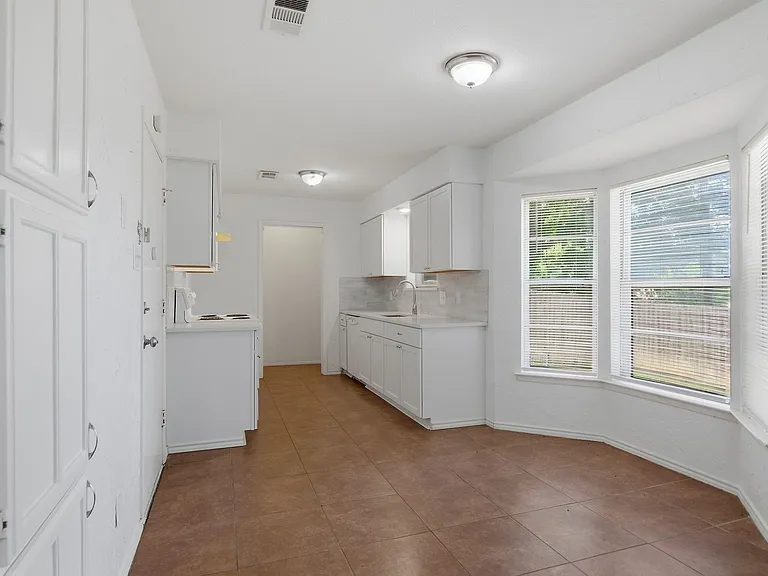 6413 Melinda Ct — Photo 9