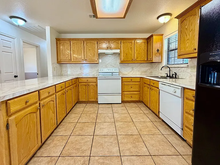 525 W Lloyd St — Photo 7