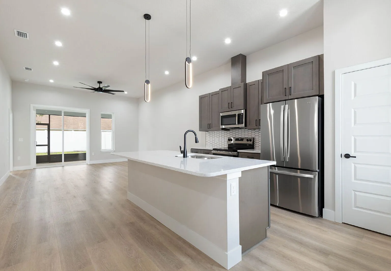 3 bed, 2.0 bath, 1368 sqft, $2,000 — Photo 4