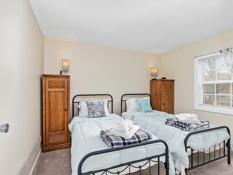 1644 Pennoyer Ave — Photo 14