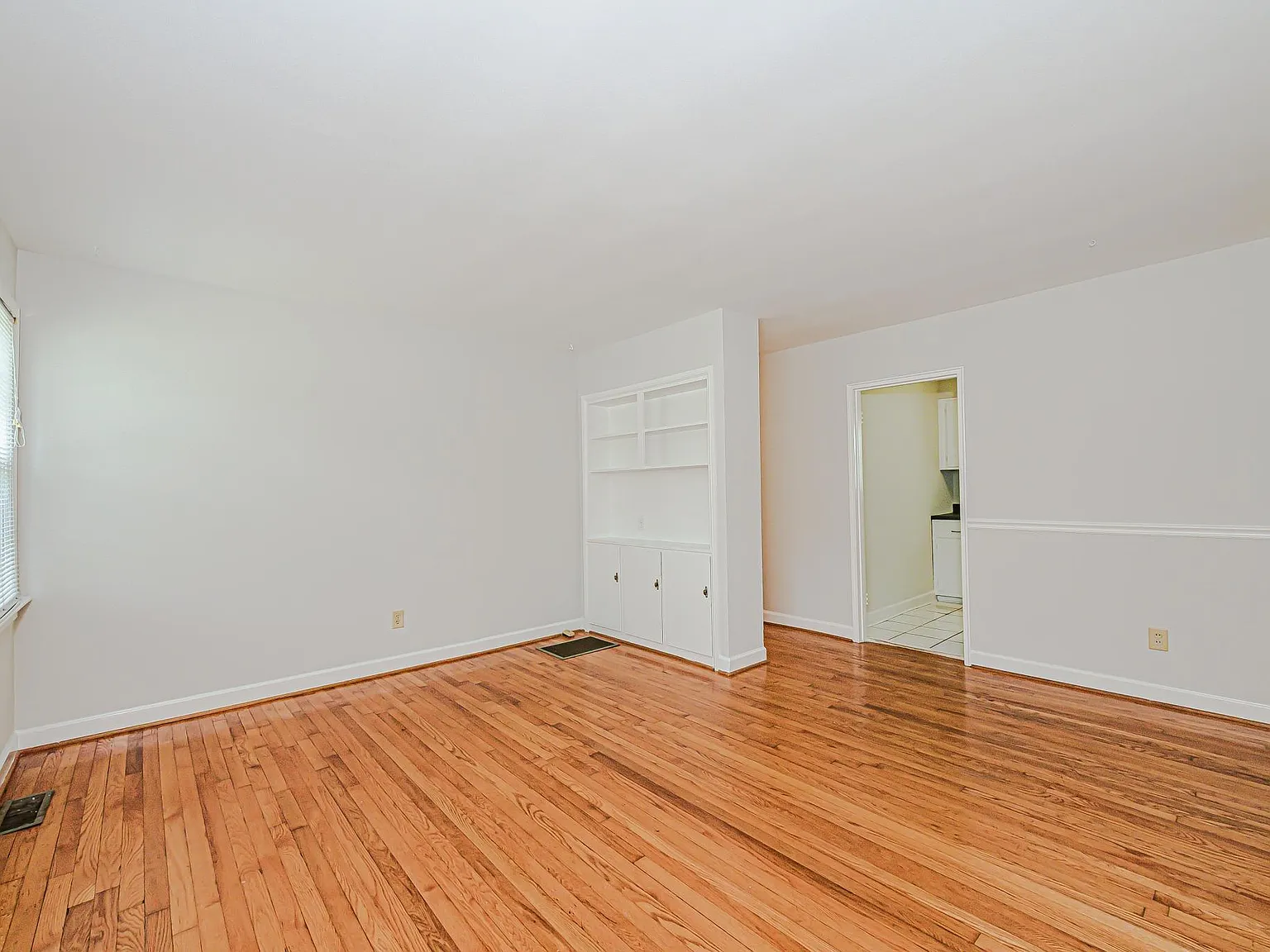 561 Wakefield Dr — Photo 3