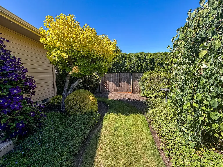 364 SE Davis Ct — Photo 41