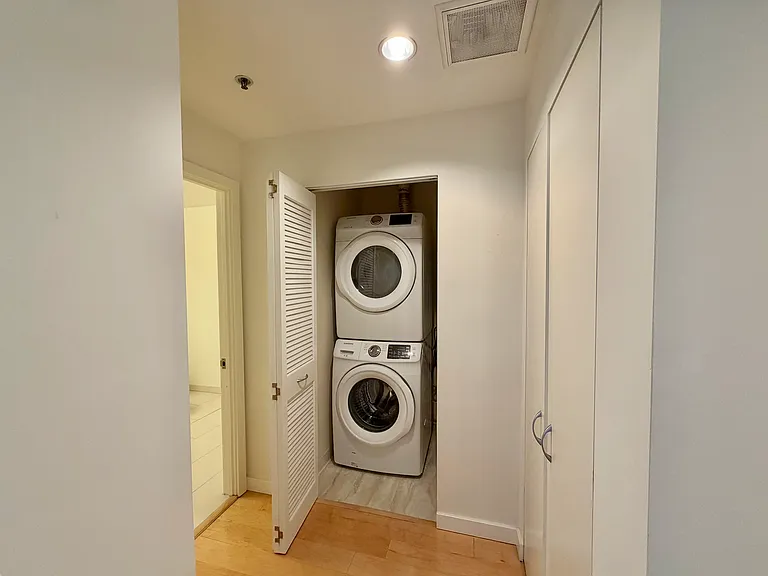 250 King St #1206 — Photo 8