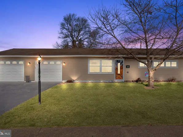 56 Old Pond Rd, Levittown, PA 19057