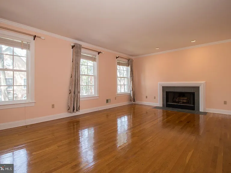 42 Governors Ln — Photo 7