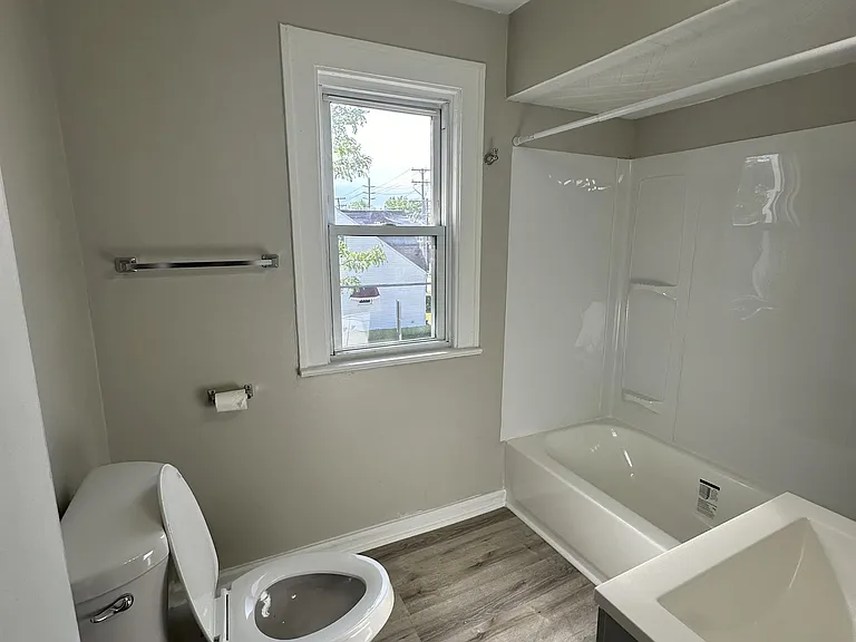 11021 Western Ave — Photo 11