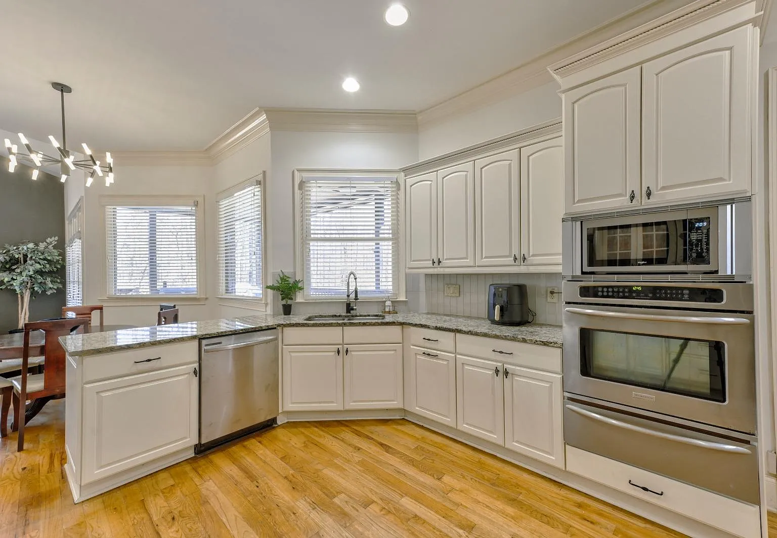 4 bed, 3.5 bath, 6800 sqft, $1,001 — Photo 4