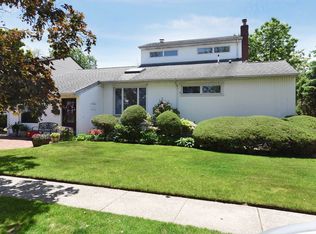 81 Lotus Oval N, Valley Stream, NY 11581