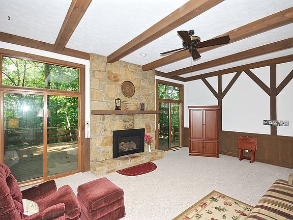 Great room w/fireplace