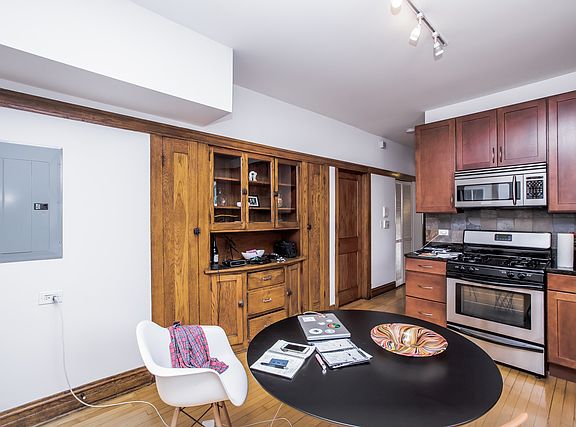 4th image of 1914 N Wood St APT 3