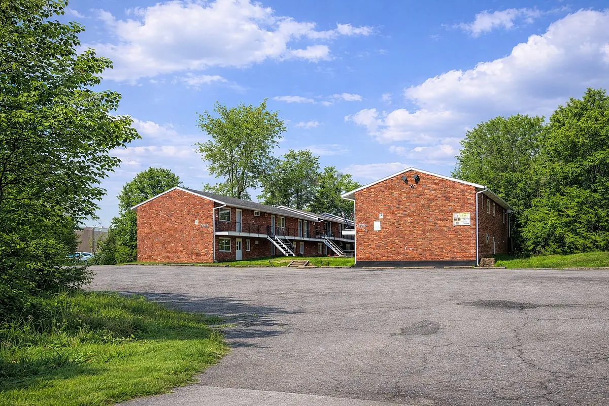 Photo 2 of 7 - 779 Anderson Ave #4 - Akron, OH Building Photo - 779 Anderson Ave #4