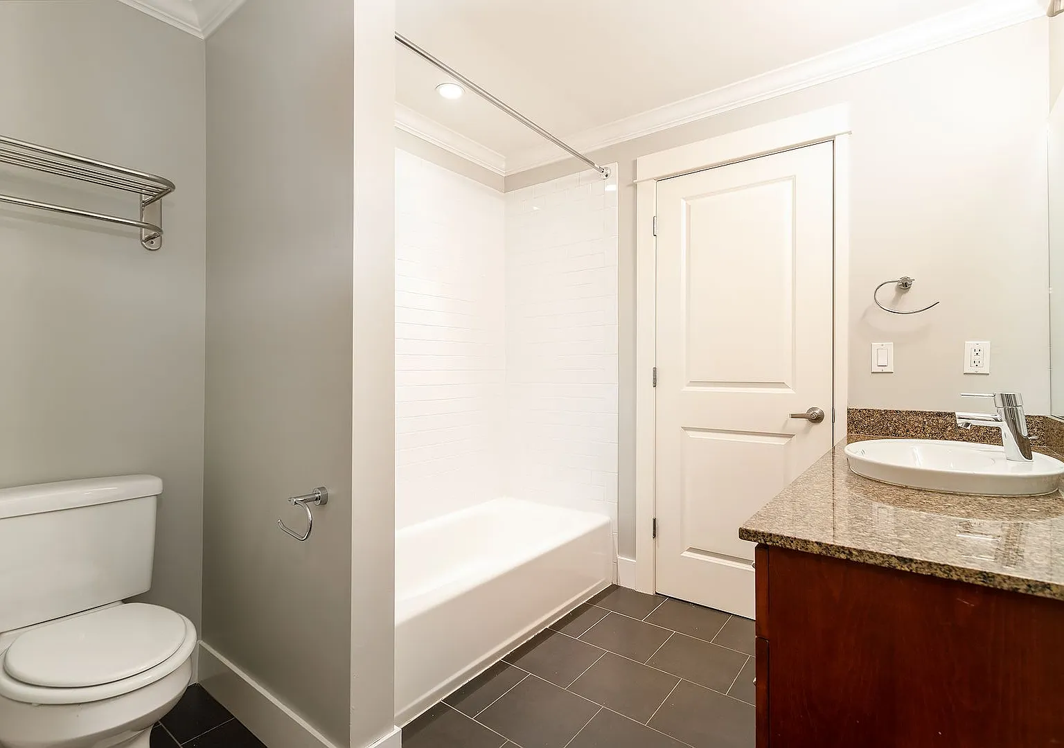 Beautiful Condo-Quality 2bedroom, In The Heart Of Ballard! Top Floor, Amazing Views With Private ... — Photo 2